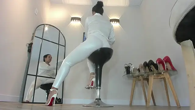 solsmithxx online show from March 4, 7:31 pm