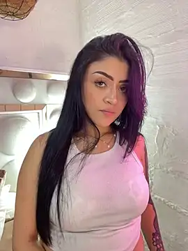 Snapshot of lucianaroy chatting on February 15, 12:59 am lucianaroy online show from February 15, 12:59 am