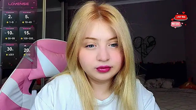 Snapshot of shy_blondiee chatting on February 22, 12:05 am shy blondiee online show from February 22, 12:05 am