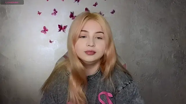 Snapshot of shy_blondiee chatting on September 15, 7:47 pm shy blondiee online show from September 15, 7:47 pm