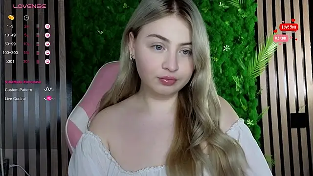 Snapshot of shy_blondiee chatting on October 26, 10:04 pm shy blondiee online show from October 26, 10:04 pm