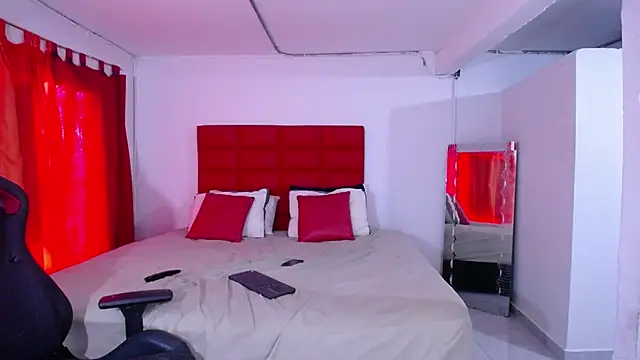 LyonGallego  online show from February 8, 9:40 pm