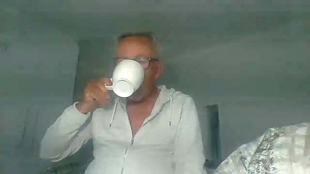 Snapshot of tuggy59 chatting on October 8, 4:32 am tuggy59 online show from October 8, 4:32 am