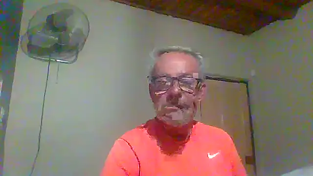 Snapshot of tuggy59 chatting on October 11, 4:44 am tuggy59 online show from October 11, 4:44 am