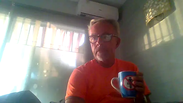 Snapshot of tuggy59 chatting on October 29, 7:10 am tuggy59 online show from October 29, 7:10 am