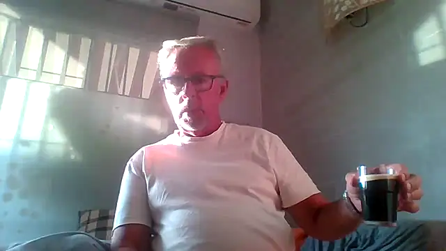 Snapshot of tuggy59 chatting on November 9, 7:28 am tuggy59 online show from November 9, 7:28 am