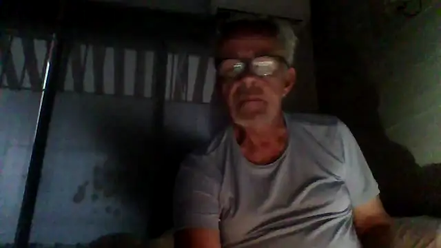 Snapshot of tuggy59 chatting on November 13, 6:45 am tuggy59 online show from November 13, 6:45 am