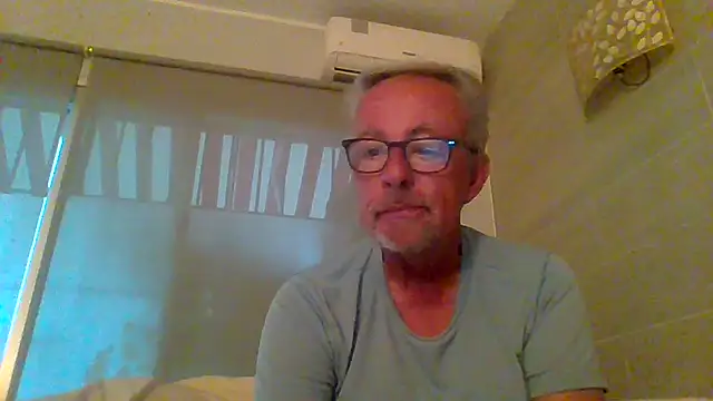 Snapshot of tuggy59 chatting on November 17, 6:52 am tuggy59 online show from November 17, 6:52 am