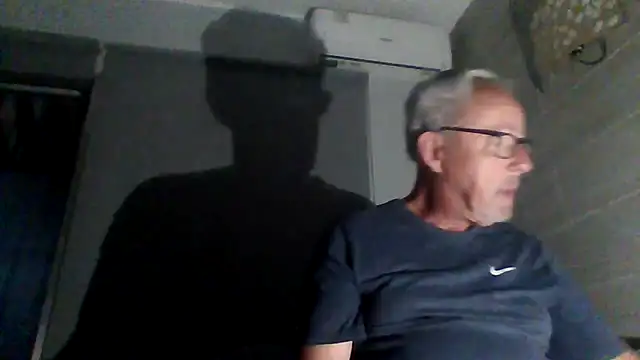 Snapshot of tuggy59 chatting on November 26, 6:25 am tuggy59 online show from November 26, 6:25 am