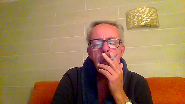 Snapshot of tuggy59 chatting on December 16, 6:18 am tuggy59 online show from December 16, 6:18 am