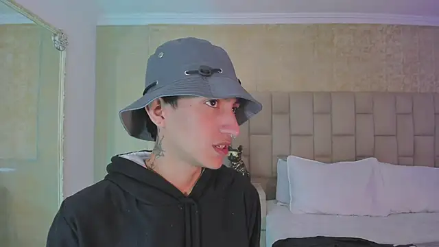 DereckCooperr online show from January 19, 9:45 pm