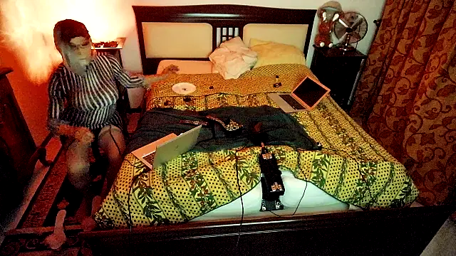 CharlotteVixxens online show from April 7, 11:15 pm