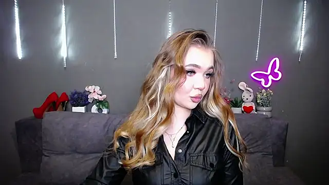 Snapshot of StacyYellig chatting on April 15, 8:20 pm StacyYellig online show from April 15, 8:20 pm