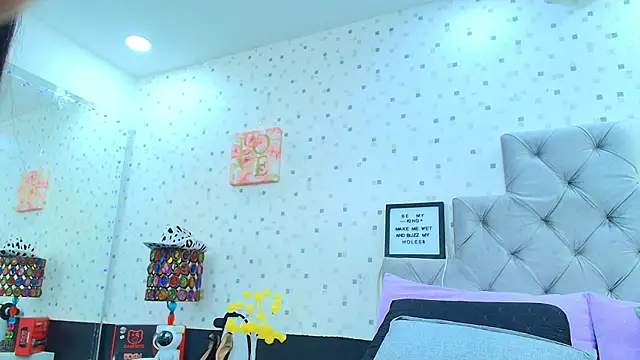 JulietaReyess online show from March 4, 5:56 pm