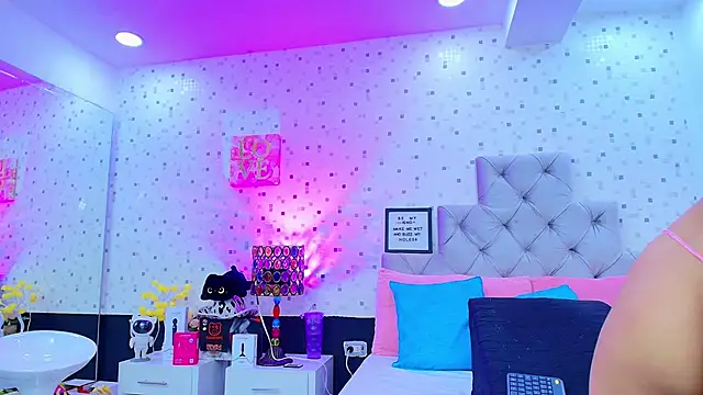 Snapshot of JulietaReyess chatting on February 3, 11:59 am JulietaReyess online show from February 3, 11:59 am