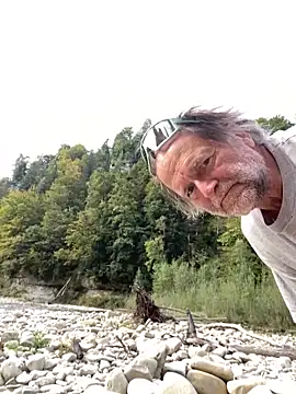 Snapshot of artXhibitor chatting on October 7, 1:41 pm artXhibitor online show from October 7, 1:41 pm