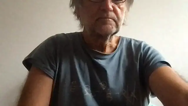 Snapshot of artXhibitor chatting on October 19, 6:47 am artXhibitor online show from October 19, 6:47 am