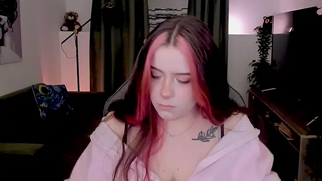 Snapshot of CoralineKeyns chatting on April 25, 3:20 am CoralineKeyns online show from April 25, 3:20 am