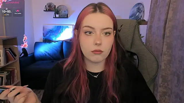 Snapshot of CoralineKeyns chatting on May 7, 5:13 am CoralineKeyns online show from May 7, 5:13 am