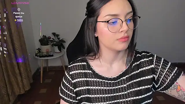 Snapshot of anaveleeez chatting on February 26, 6:15 am anaveleeez online show from February 26, 6:15 am