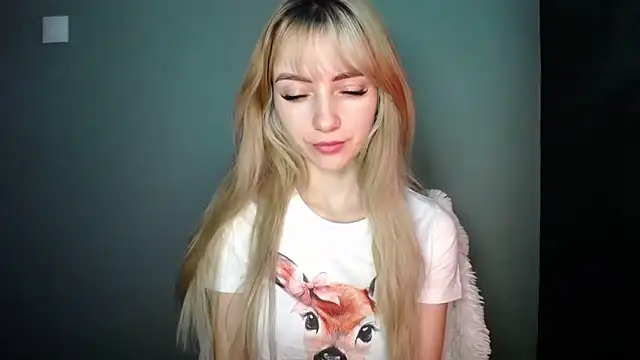 Snapshot of LuciaYoung chatting on December 20, 7:26 am LuciaYoung online show from December 20, 7:26 am