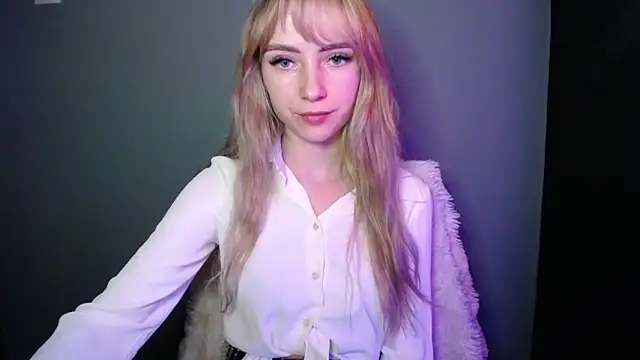 Snapshot of LuciaYoung chatting on December 20, 7:32 pm LuciaYoung online show from December 20, 7:32 pm