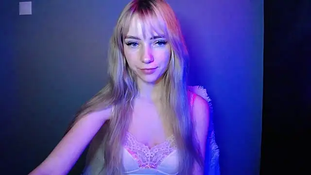 Snapshot of LuciaYoung chatting on December 22, 7:49 am LuciaYoung online show from December 22, 7:49 am