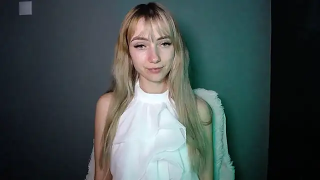 Snapshot of LuciaYoung chatting on December 22, 7:55 pm LuciaYoung online show from December 22, 7:55 pm