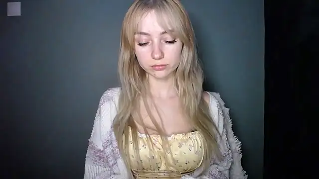 Snapshot of LuciaYoung chatting on January 7, 7:38 pm LuciaYoung online show from January 7, 7:38 pm