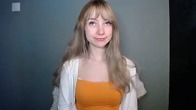 Snapshot of LuciaYoung chatting on January 12, 7:35 am LuciaYoung online show from January 12, 7:35 am