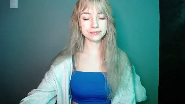 Snapshot of LuciaYoung chatting on January 13, 7:46 am LuciaYoung online show from January 13, 7:46 am