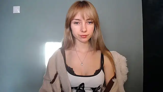 Snapshot of LuciaYoung chatting on January 17, 7:46 am LuciaYoung online show from January 17, 7:46 am