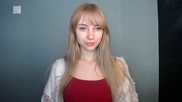 Snapshot of LuciaYoung chatting on January 18, 8:29 am LuciaYoung online show from January 18, 8:29 am