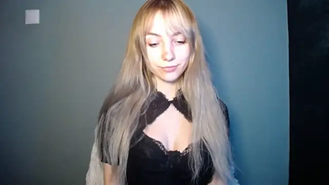 Snapshot of LuciaYoung chatting on January 18, 8:34 pm LuciaYoung online show from January 18, 8:34 pm