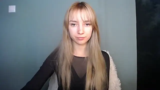 Snapshot of LuciaYoung chatting on January 19, 8:40 am LuciaYoung online show from January 19, 8:40 am