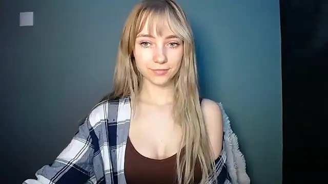 Snapshot of LuciaYoung chatting on February 2, 8:07 pm LuciaYoung online show from February 2, 8:07 pm