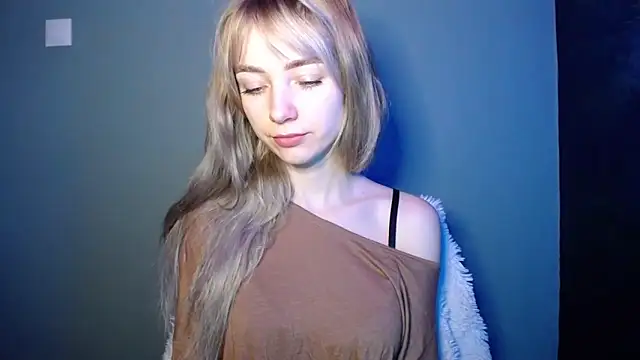 Snapshot of LuciaYoung chatting on February 4, 1:39 pm LuciaYoung online show from February 4, 1:39 pm