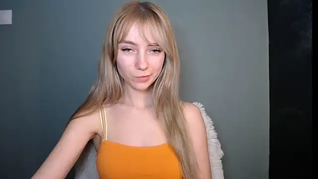 Snapshot of LuciaYoung chatting on February 7, 7:17 pm LuciaYoung online show from February 7, 7:17 pm