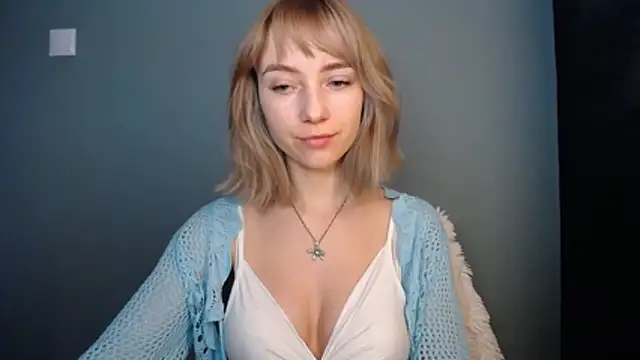 Snapshot of LuciaYoung chatting on February 17, 7:38 am LuciaYoung online show from February 17, 7:38 am