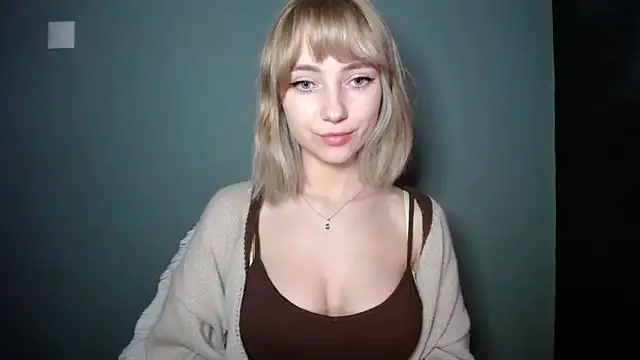 Snapshot of LuciaYoung chatting on March 4, 7:20 pm LuciaYoung online show from March 4, 7:20 pm