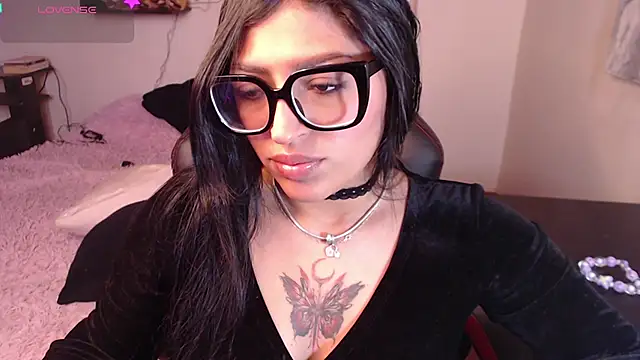 MissDennise online show from March 7, 8:11 pm