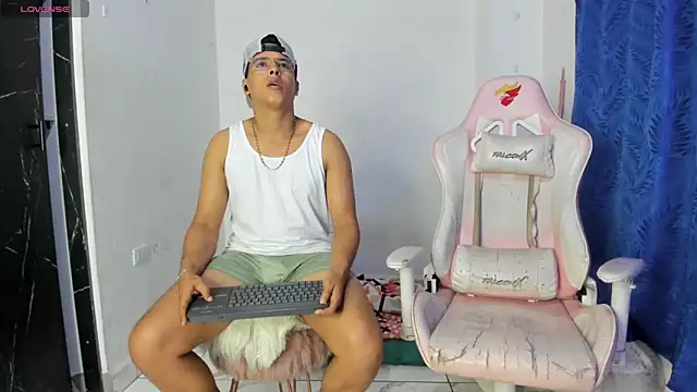 Latinos couples online show from May 5, 4:09 am