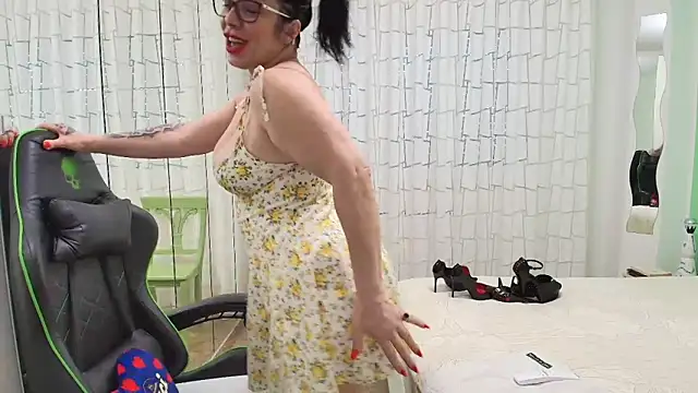   Nina online show from April 8, 12:05 pm