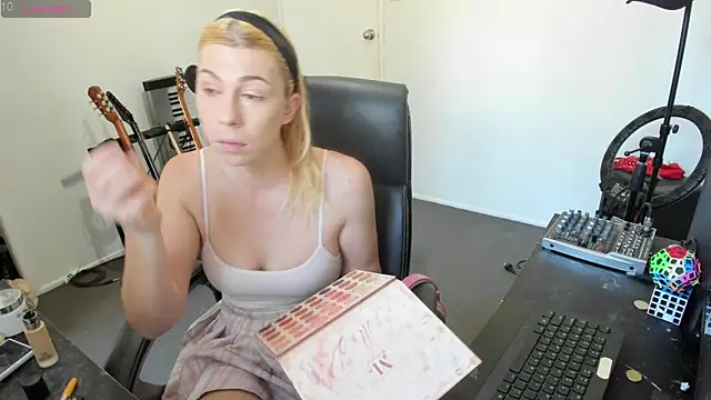 Snapshot of Ts-lucy-lux chatting on October 6, 9:34 pm Ts-lucy-lux online show from October 6, 9:34 pm