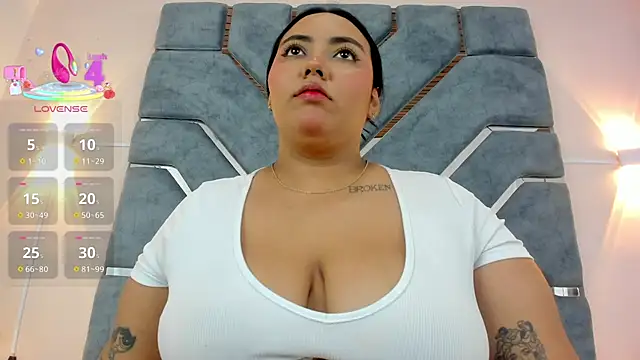 Snapshot of LucciaPorter chatting on November 6, 9:37 pm LucciaPorter online show from November 6, 9:37 pm