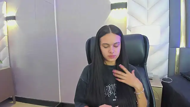 ChloeHarper  online show from April 12, 12:21 pm