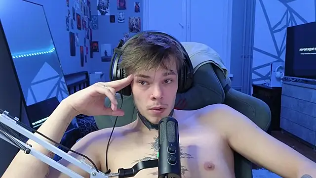 DENIS HERE online show from March 3, 8:32 pm