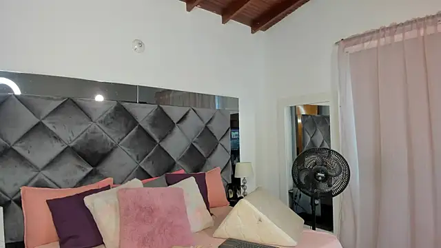 Snapshot of sofhiaa_adaams chatting on February 13, 5:44 pm sofhiaa adaams online show from February 13, 5:44 pm