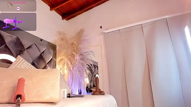 Snapshot of sofhiaa_adaams chatting on October 28, 11:18 pm sofhiaa adaams online show from October 28, 11:18 pm