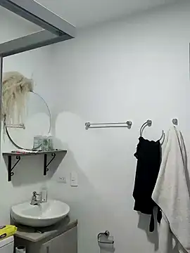 Lia Hurley online show from February 10, 2:05 pm